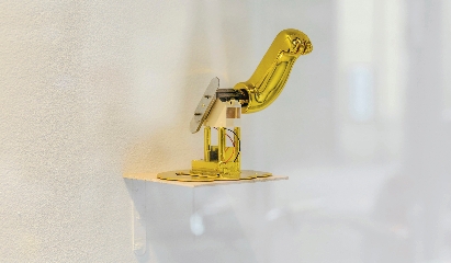Lúa Coderch, Luck is a form of attention (golden edition), 2022, 18 x 22 x 15 cm, Gold-plated arm mounted on a pendulum mechanism